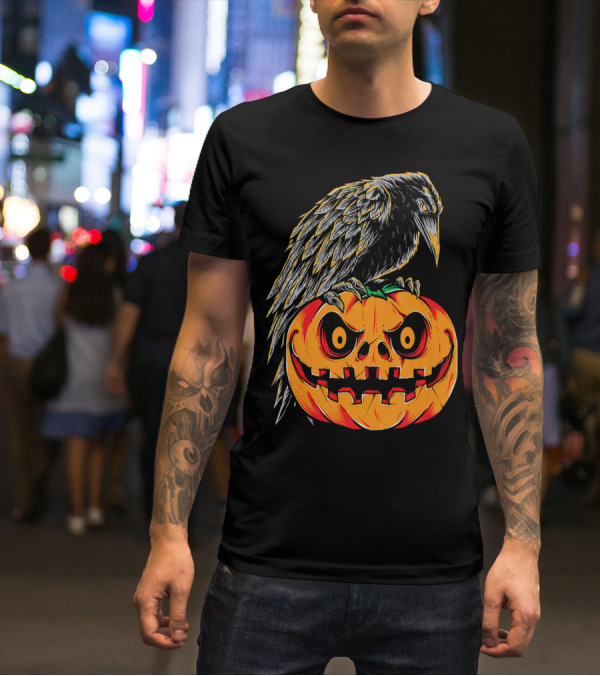 Creepy Black Raven Perched On Retro Vintage Pumpkin Halloween T-Shirt