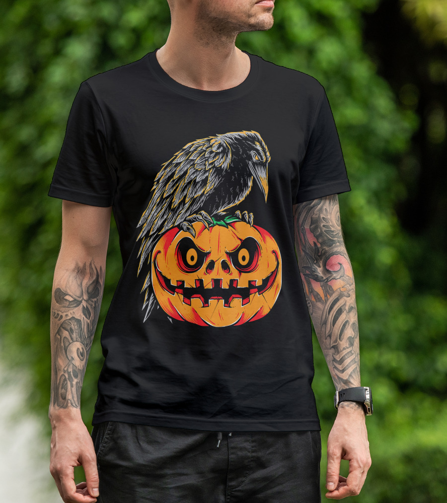Creepy Black Raven Perched On Retro Vintage Pumpkin Halloween T-Shirt