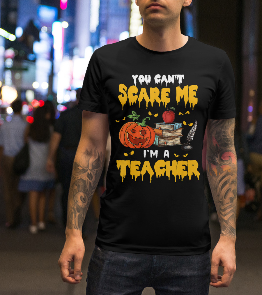 You Can't Scare Me I'm A Teacher Halloween Pumpkin Books Apple Feather T-Shirt
