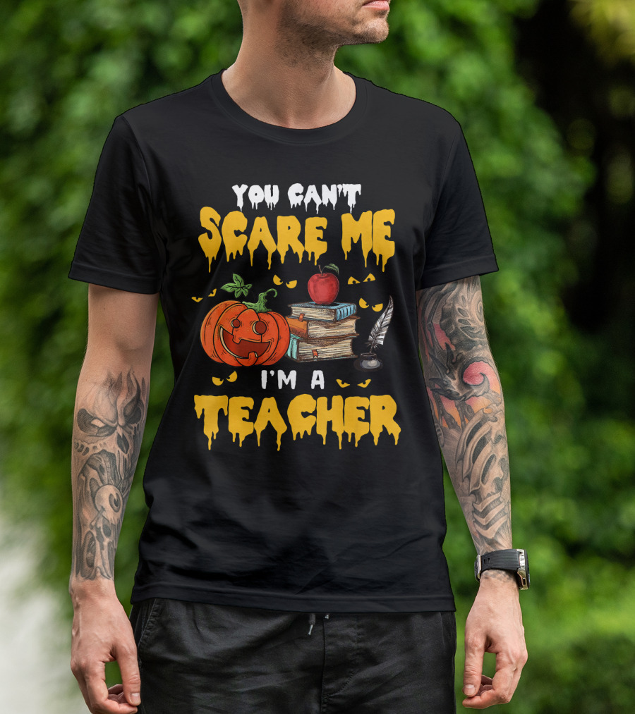 You Can't Scare Me I'm A Teacher Halloween Pumpkin Books Apple Feather T-Shirt