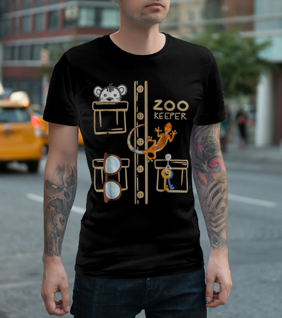 Zookeeper Costume Halloween Jung Zoo Keeper Animal Pockets With Gecko And Key T-Shirt