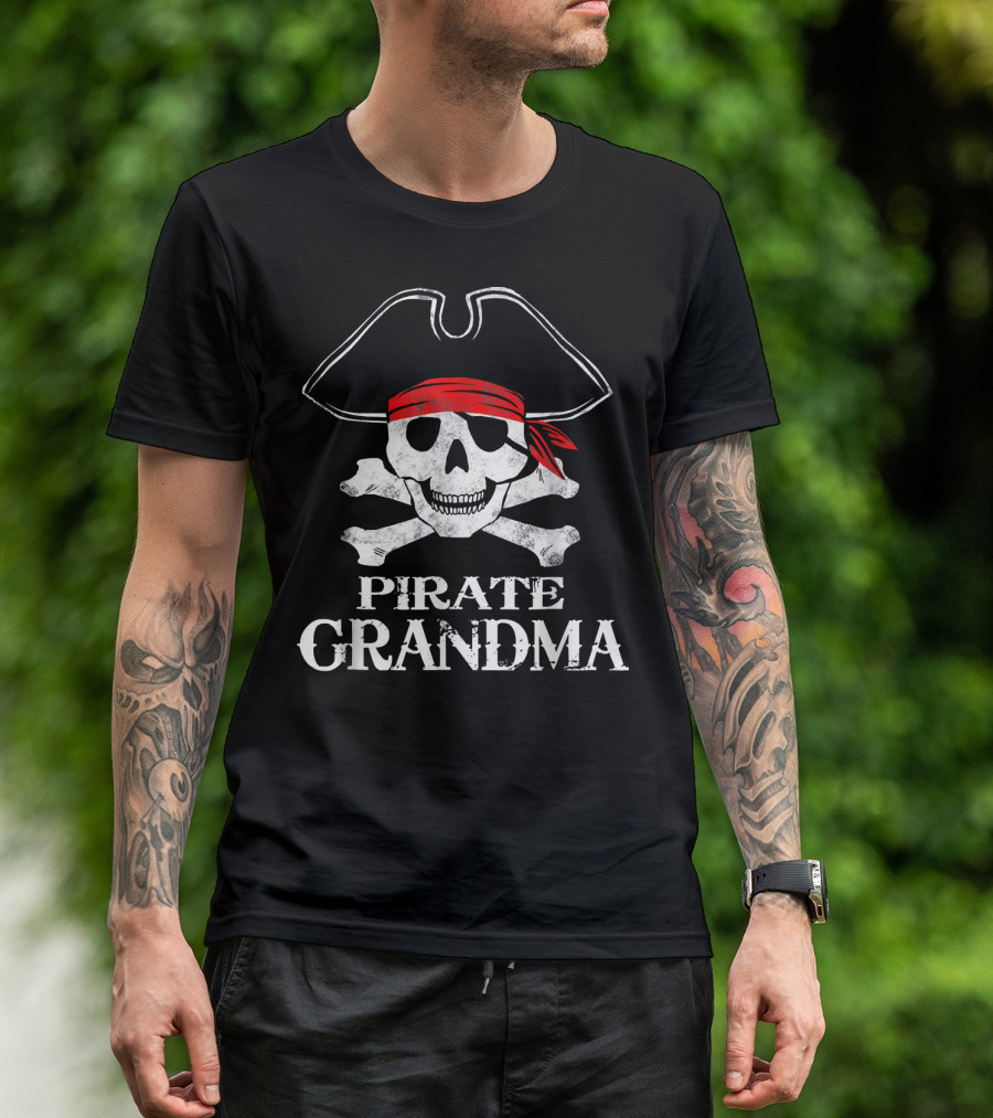 Pirate Grandma Skull Crossbones Red Bandana T-Shirt