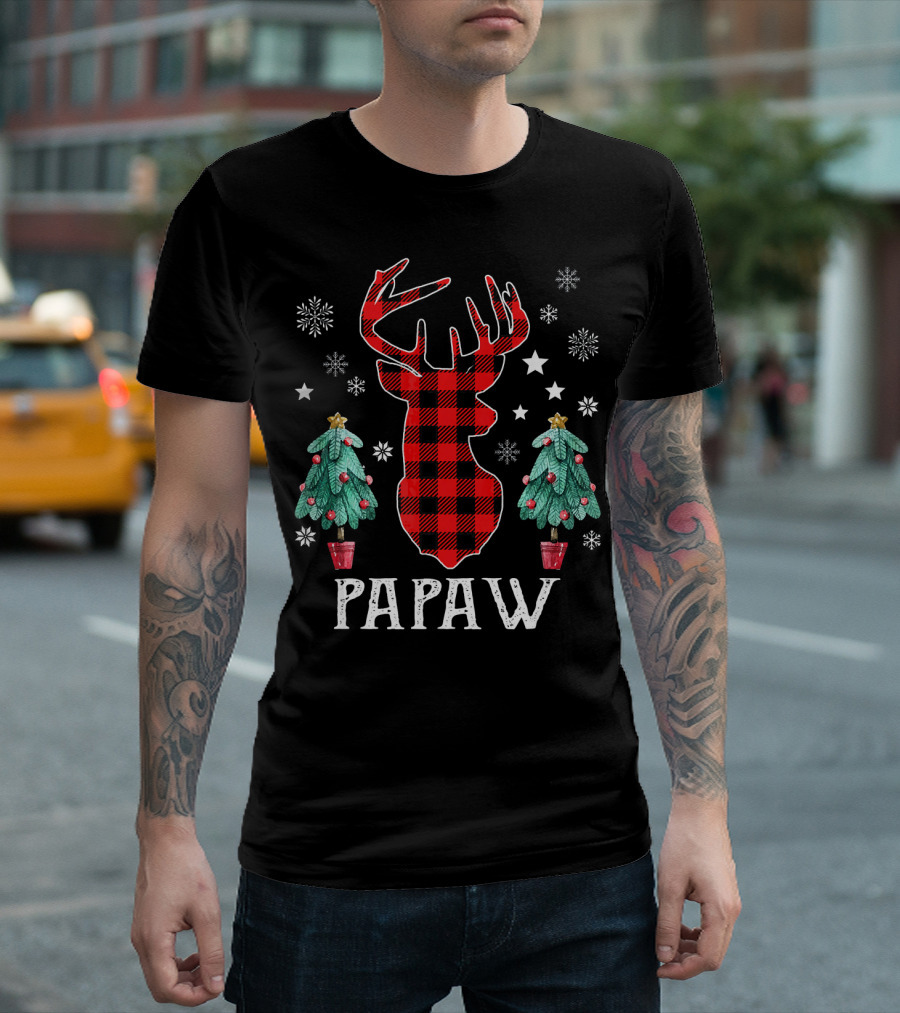 Papaw Plaid Reindeer Christmas Trees and Snowflakes Family Fun T-Shirt