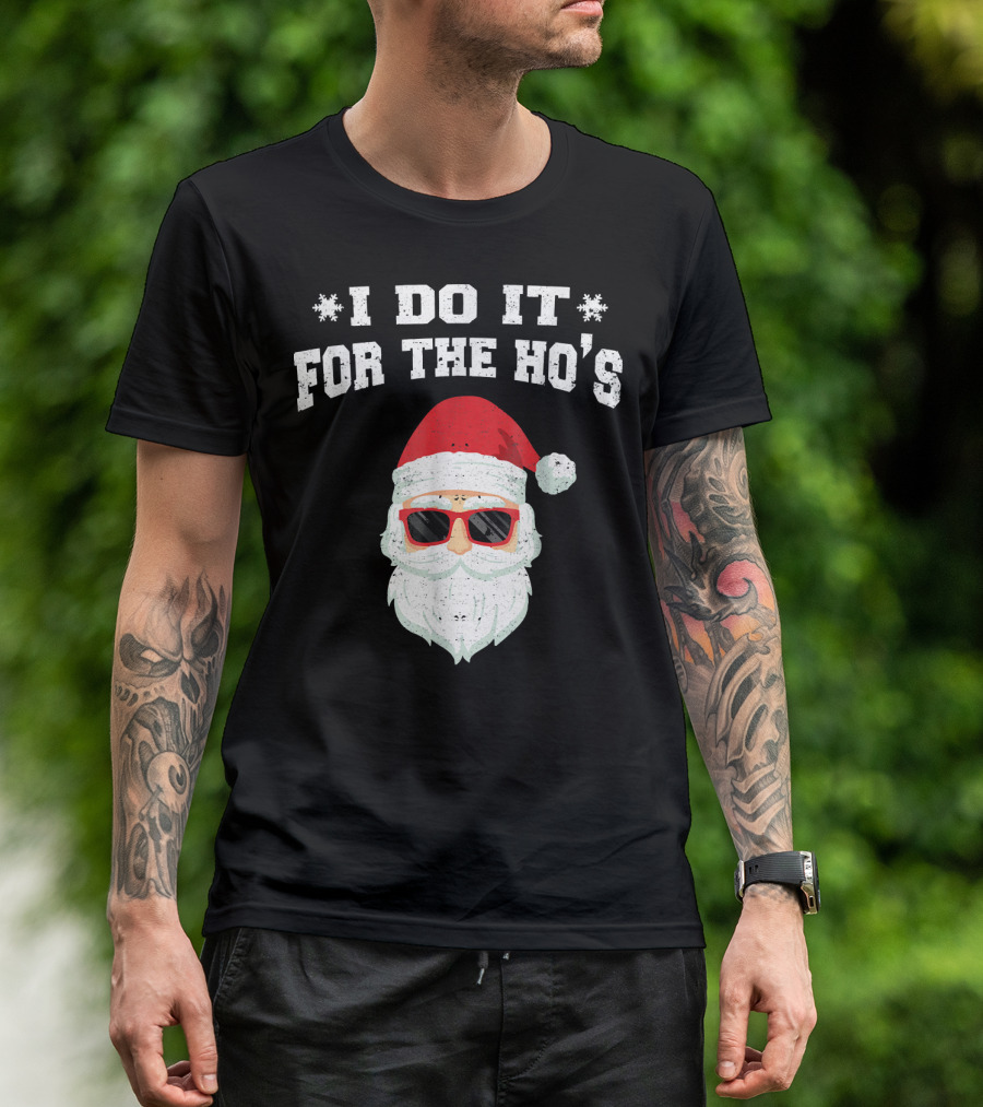 I Do It For The Ho's Funny Christmas Santa Red Hat Sunglasses T-Shirt