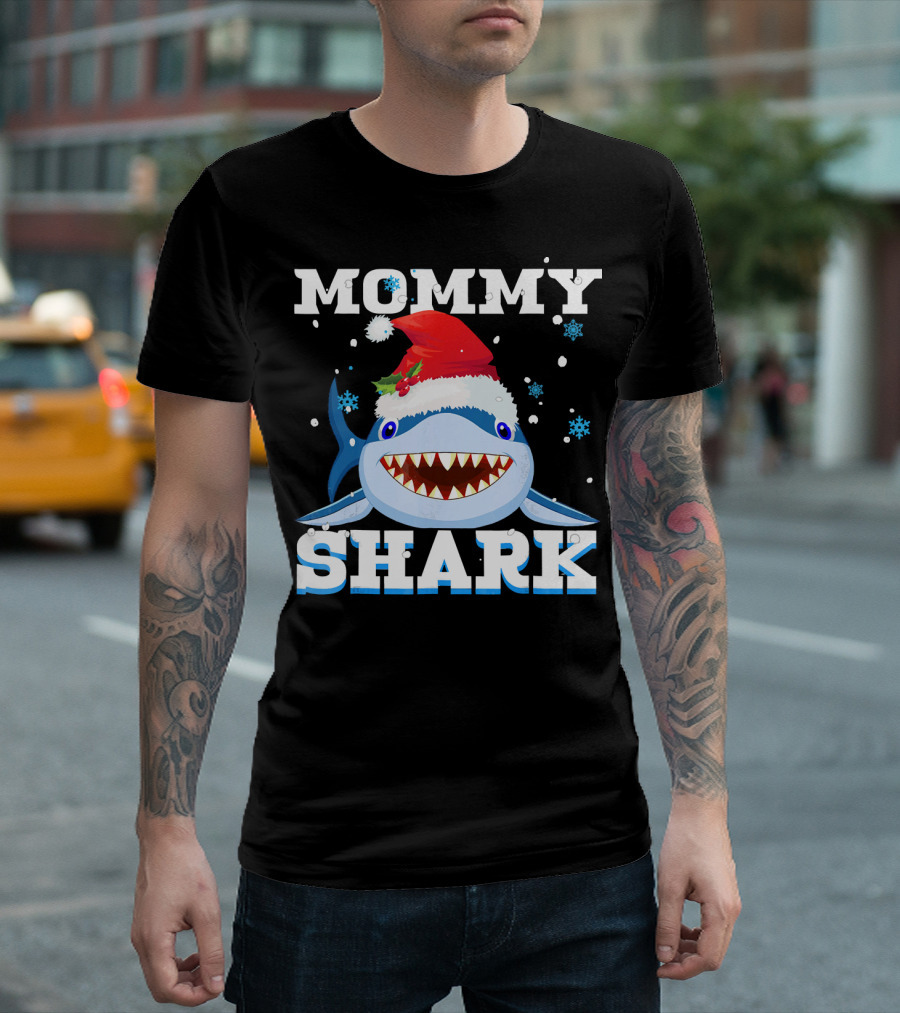 Mommy Shark Santa Hat Christmas Snowflakes T-Shirt