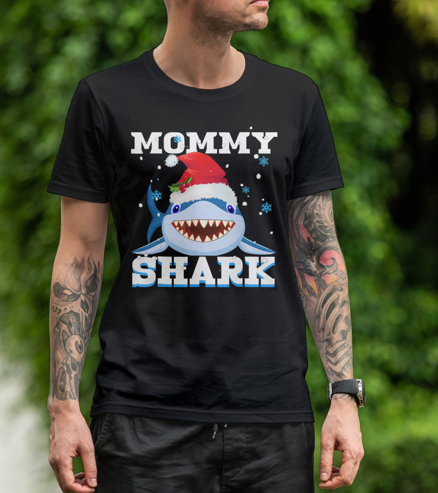 Mommy Shark Santa Hat Christmas Snowflakes T-Shirt