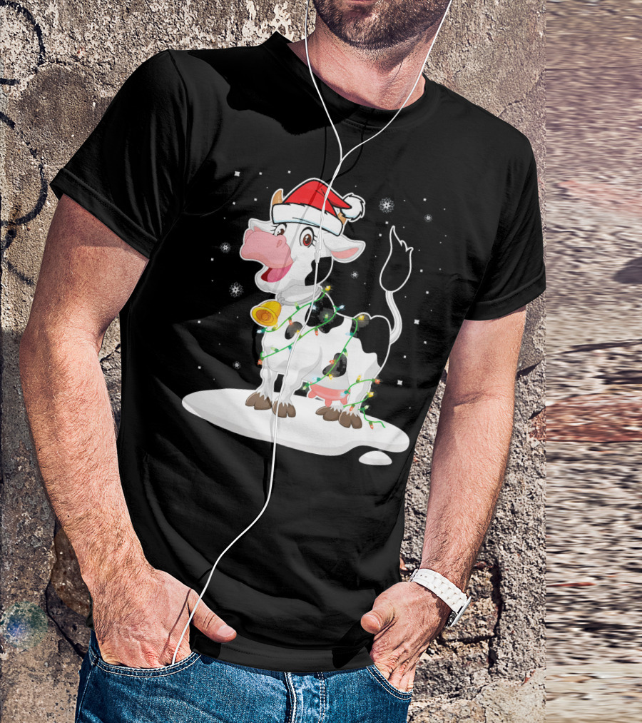 Lovely Cow Santa Xmas Lights On Snowy Tree Scene T-Shirt