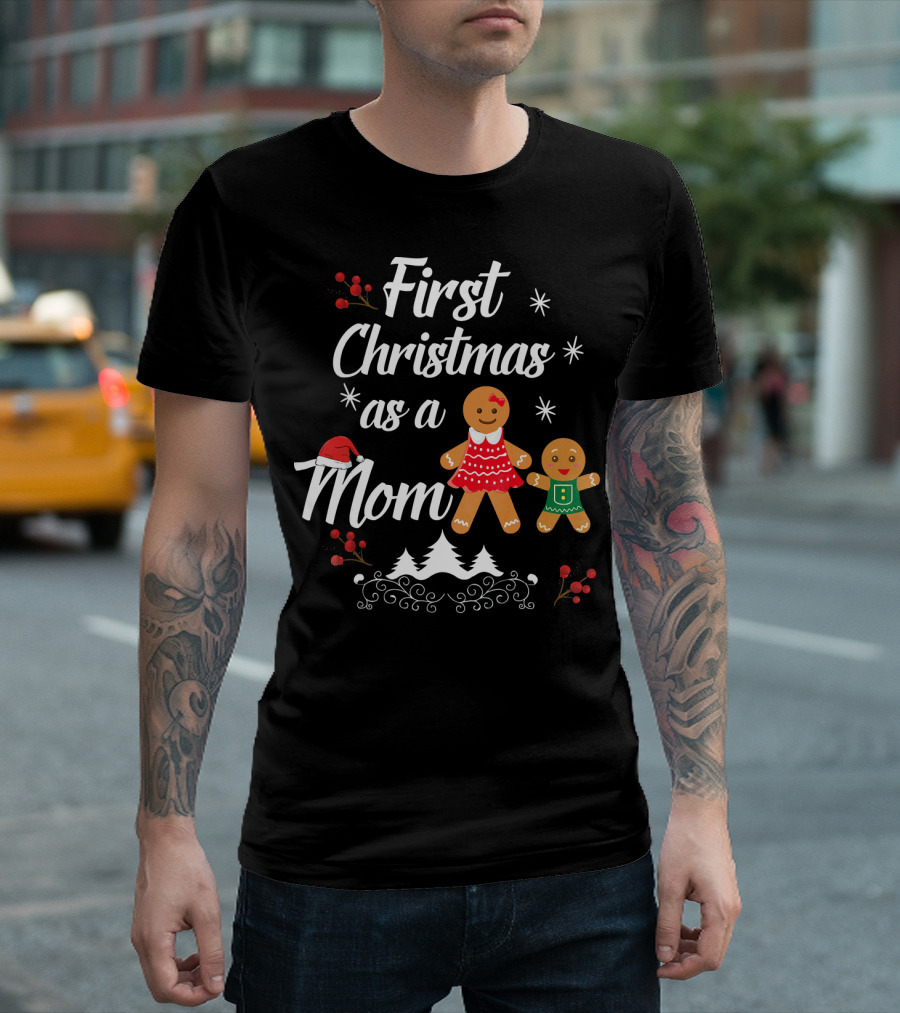 First Christmas As A Mom With Gingerbread Family And Santa Hat T-Shirt