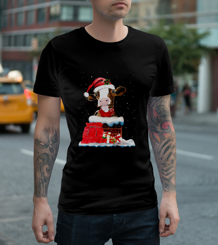 Cow With Santa Hat In Chimney And Christmas Gifts T-Shirt