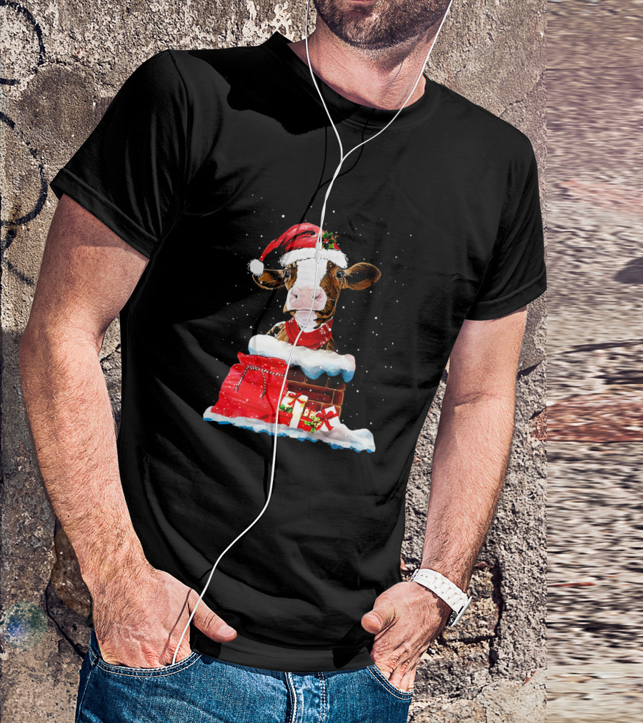 Cow With Santa Hat In Chimney And Christmas Gifts T-Shirt