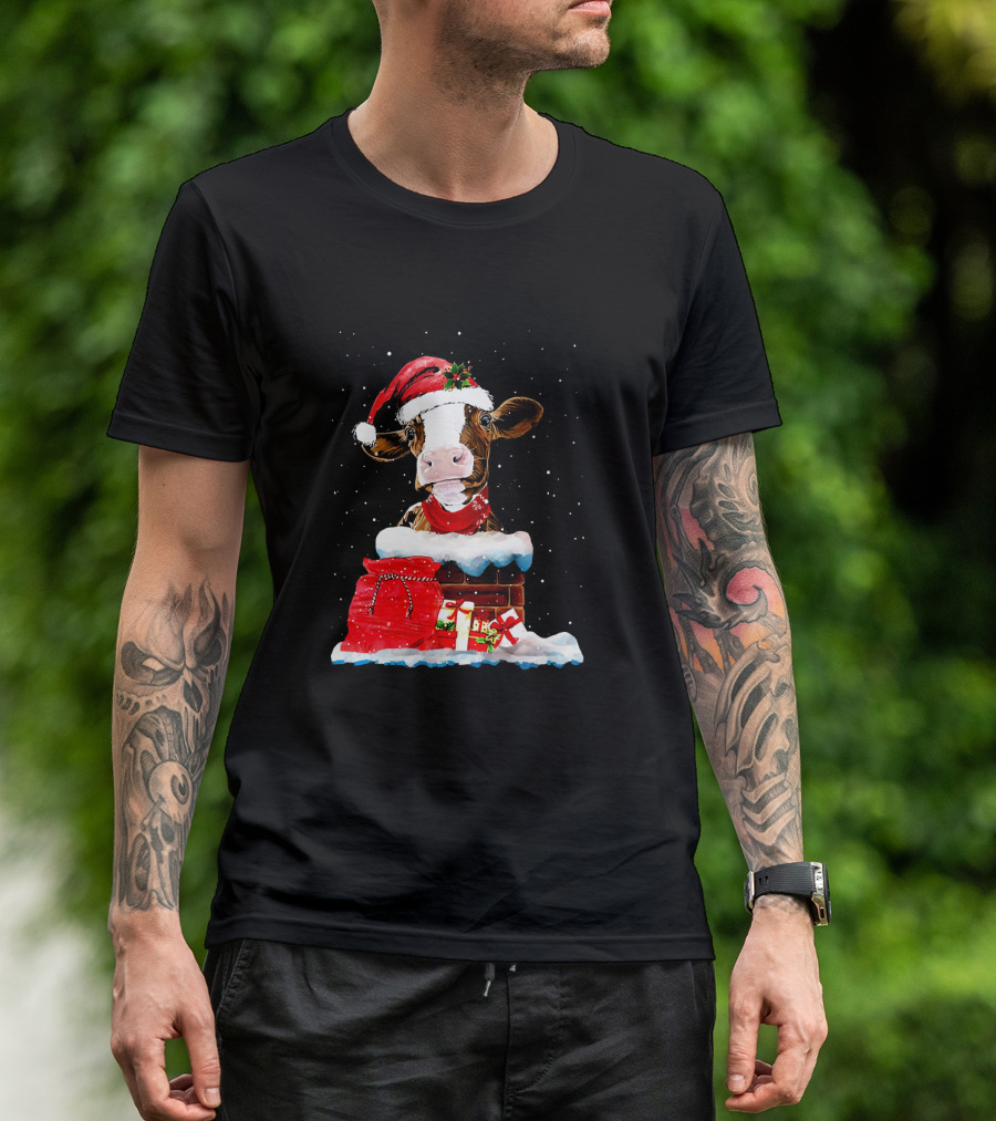 Cow With Santa Hat In Chimney And Christmas Gifts T-Shirt