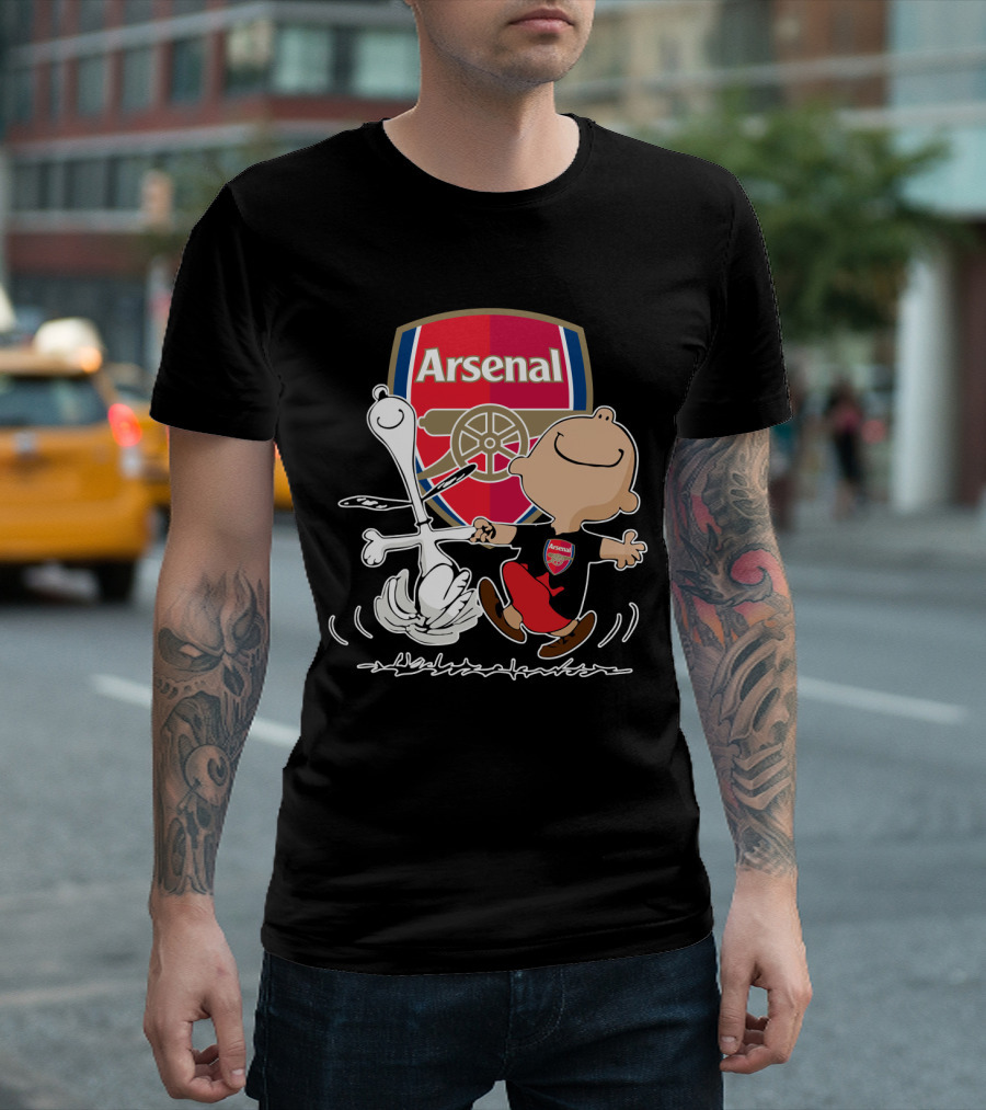 Arsenal Football Club Snoopy Charlie Brown Dancing Badge T-Shirt