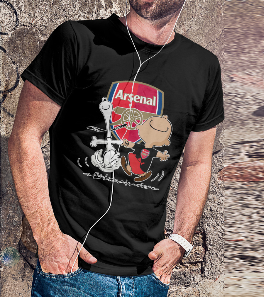 Arsenal Football Club Snoopy Charlie Brown Dancing Badge T-Shirt