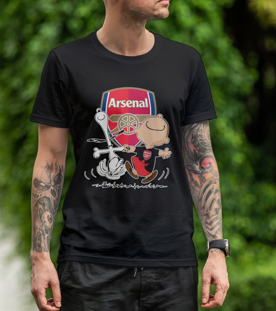 Arsenal Football Club Snoopy Charlie Brown Dancing Badge T-Shirt