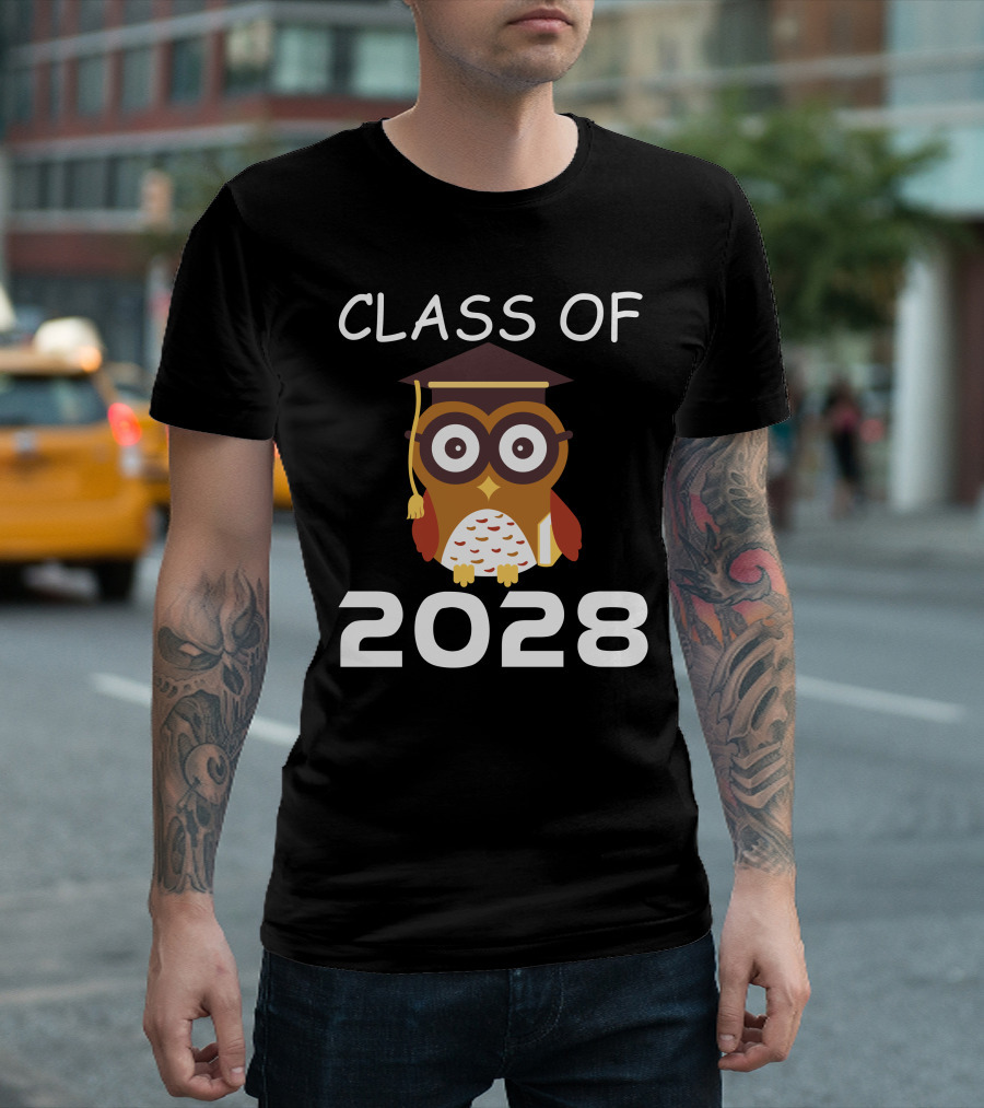 Class Of 2028 Graduation Owl With Cap And Book T-Shirt