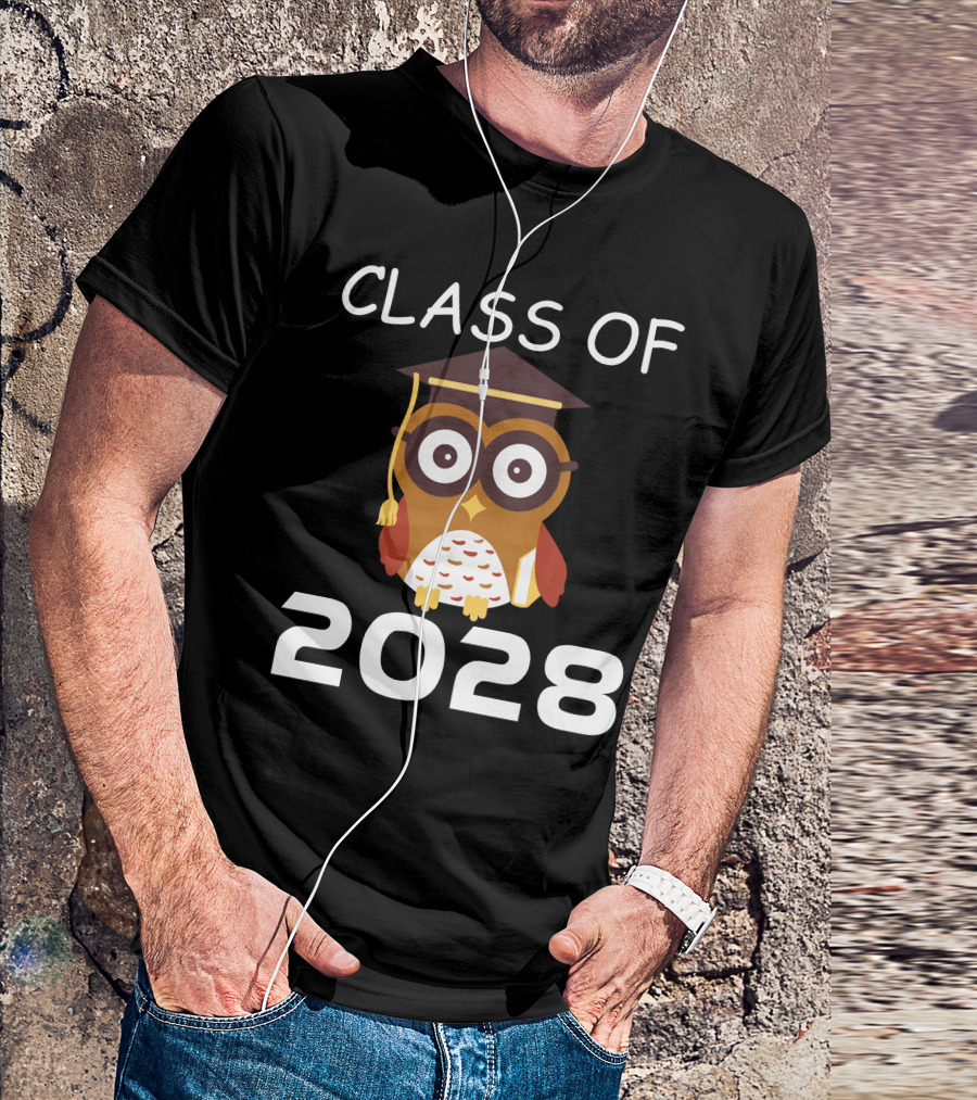 Class Of 2028 Graduation Owl With Cap And Book T-Shirt