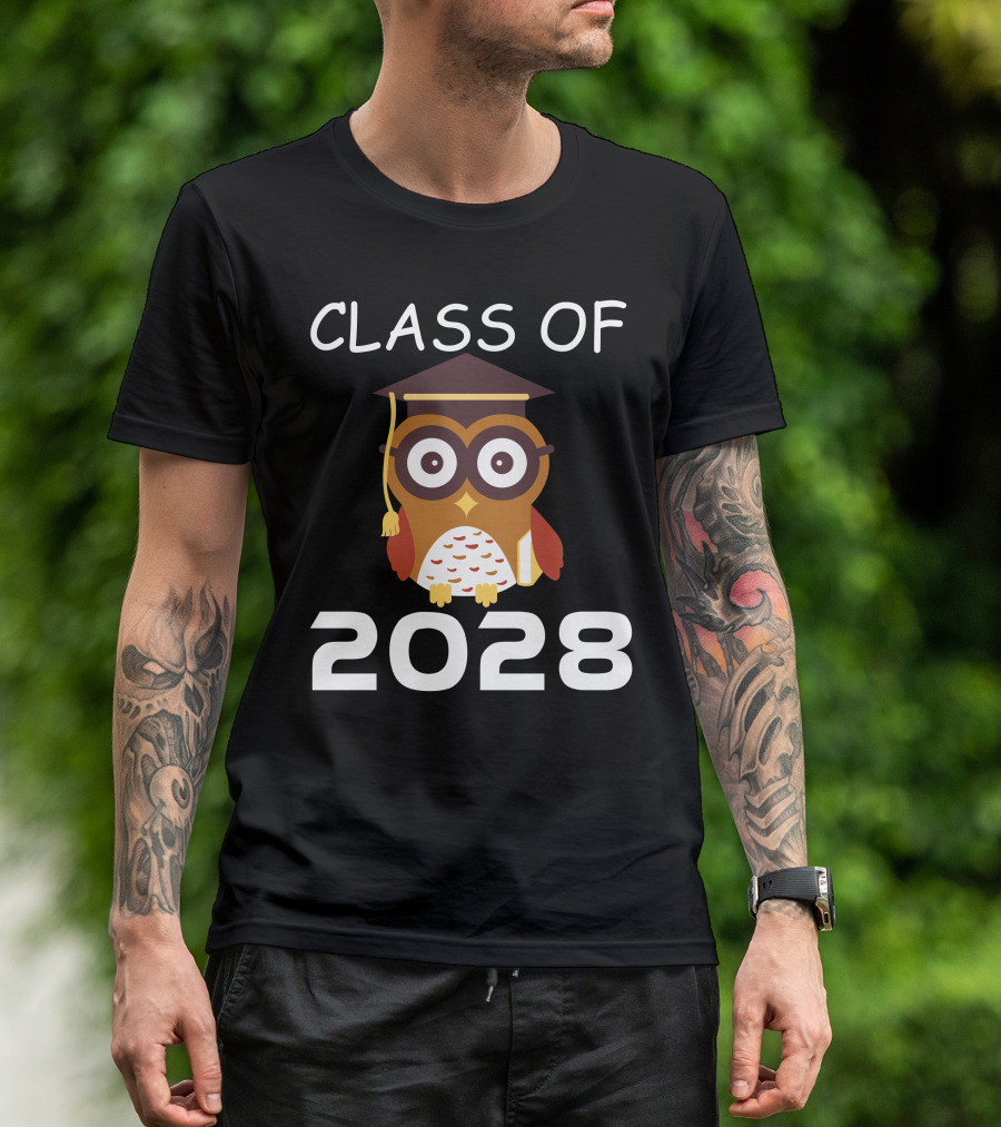 Class Of 2028 Graduation Owl With Cap And Book T-Shirt