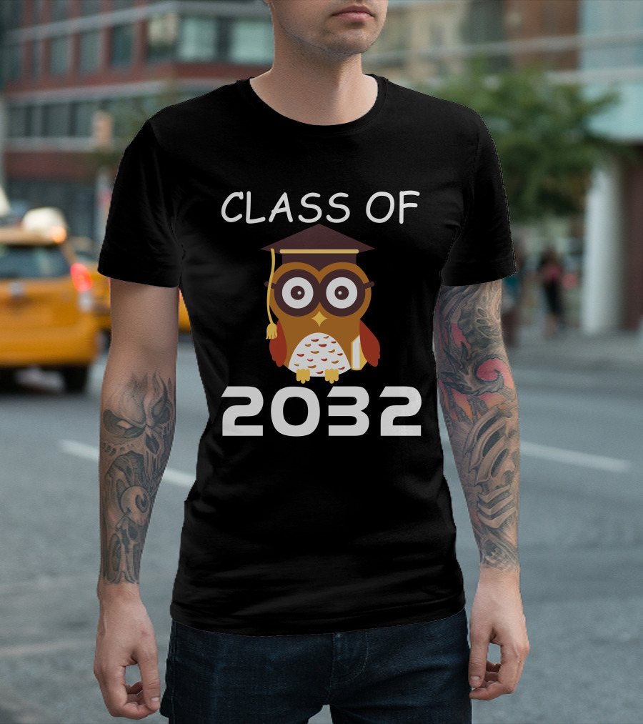 CLASS OF 2032 OWL GRADUATION CAP T-Shirt